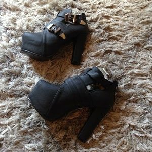 ✨Statement platform 7 inch heel boot✨